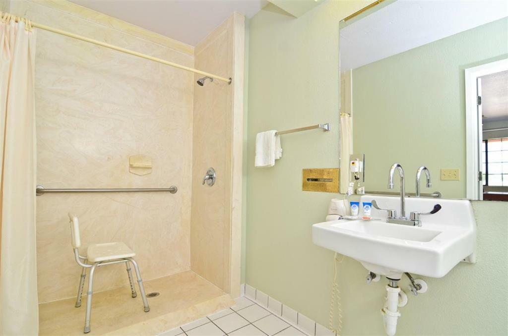 Pine Point Inn & Suites Smithville Dış mekan fotoğraf